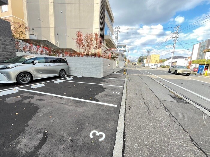 物件外観写真3　(駐車場)