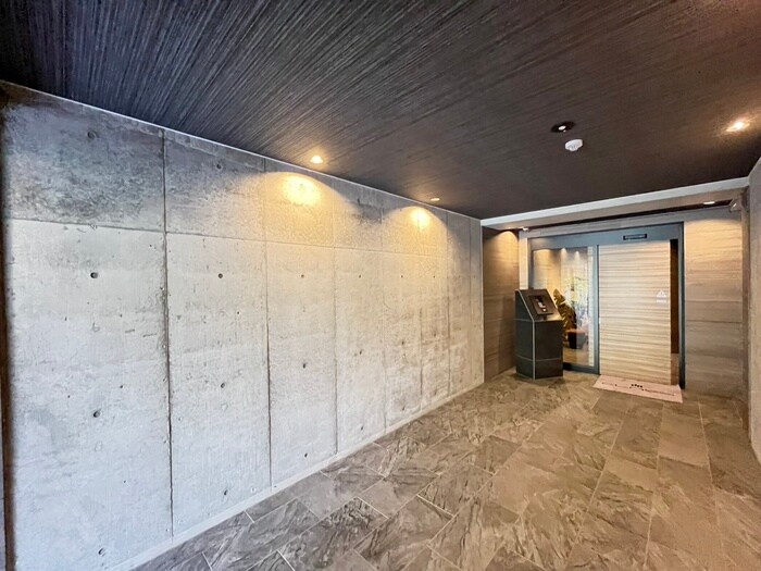 物件外観写真4　(エントランス部分)