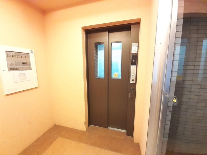 物件外観写真4　(エントランス部分)