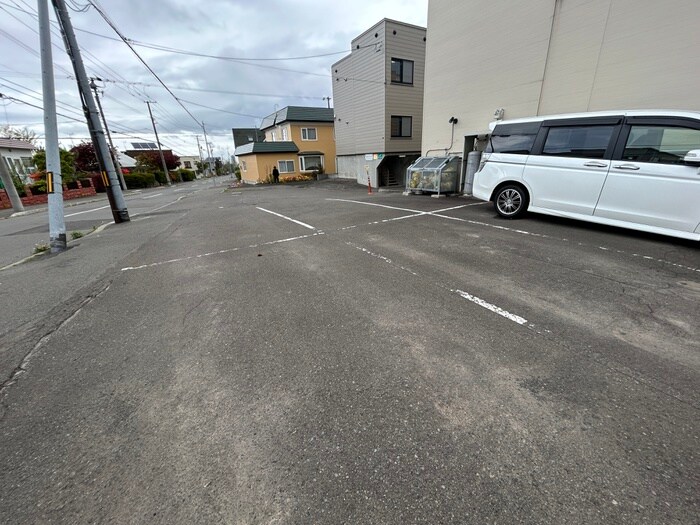 物件外観写真6　(駐車場)