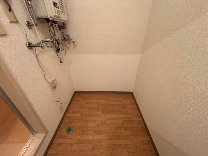 物件内観写真16　(洗濯機置場)