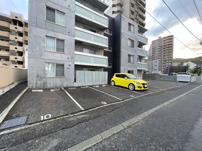 物件外観写真3　(駐車場)