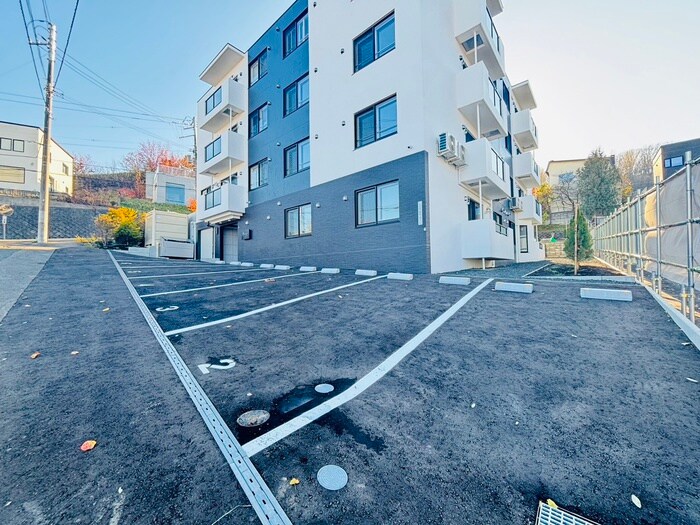 物件外観写真2　(駐車場)