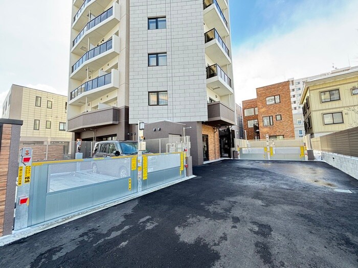 物件外観写真6　(駐車場)