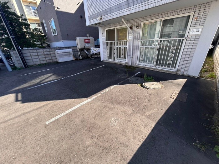 物件外観写真4　(駐車場)
