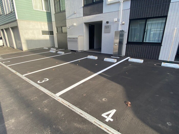 物件外観写真3　(駐車場)