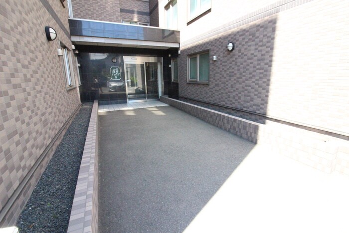 物件外観写真4　(エントランス部分)