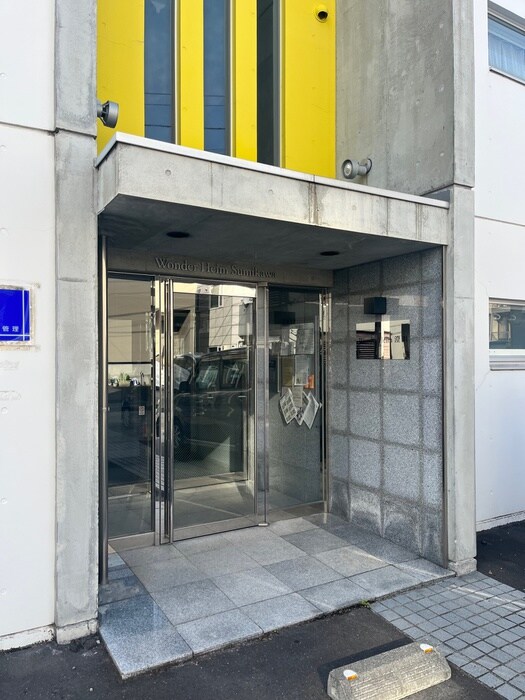 物件外観写真3　(エントランス部分)