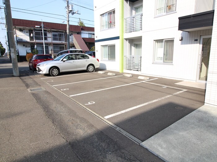 物件外観写真5　(駐車場)