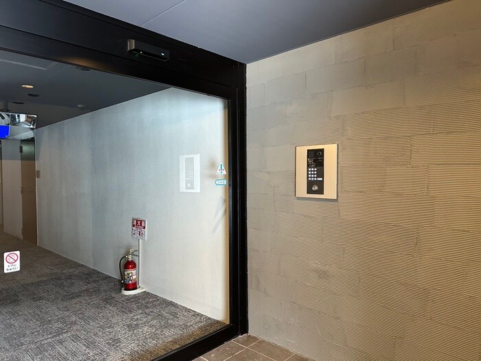 物件外観写真6　(エントランス部分)