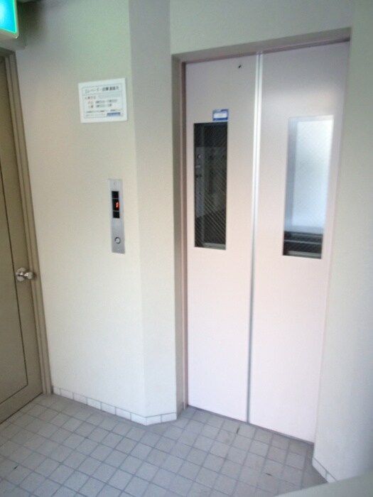 物件外観写真5　(エントランス部分)