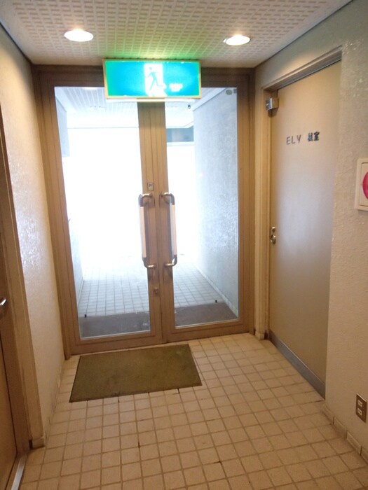 物件外観写真6　(エントランス部分)