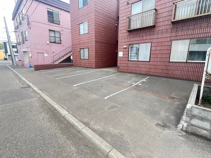 物件外観写真4　(駐車場)