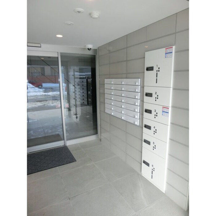 物件外観写真2　(エントランス部分)