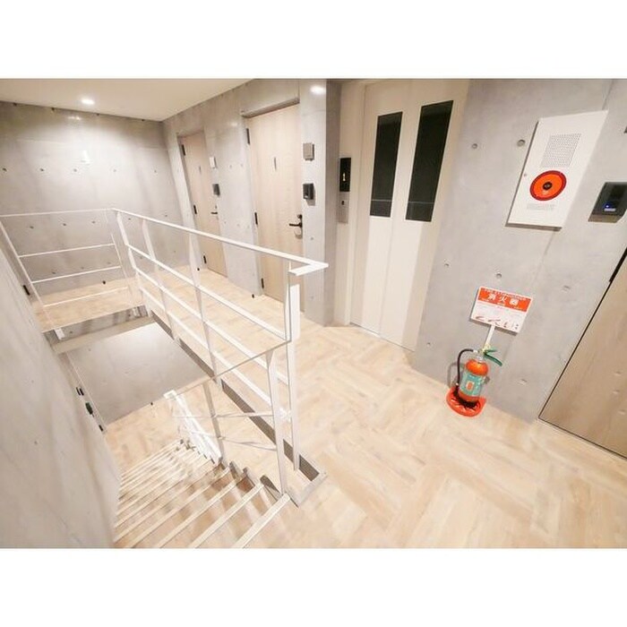 物件外観写真6　(エントランス部分)