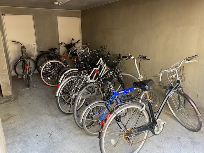 物件外観写真5　(駐輪場)