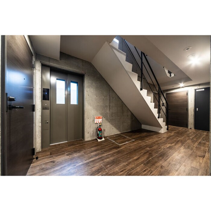 物件外観写真5　(エントランス部分)