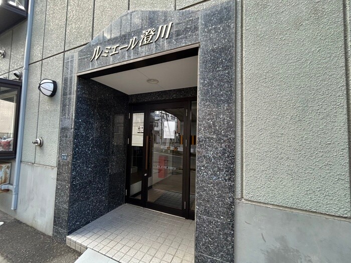 物件外観写真5　(エントランス部分)