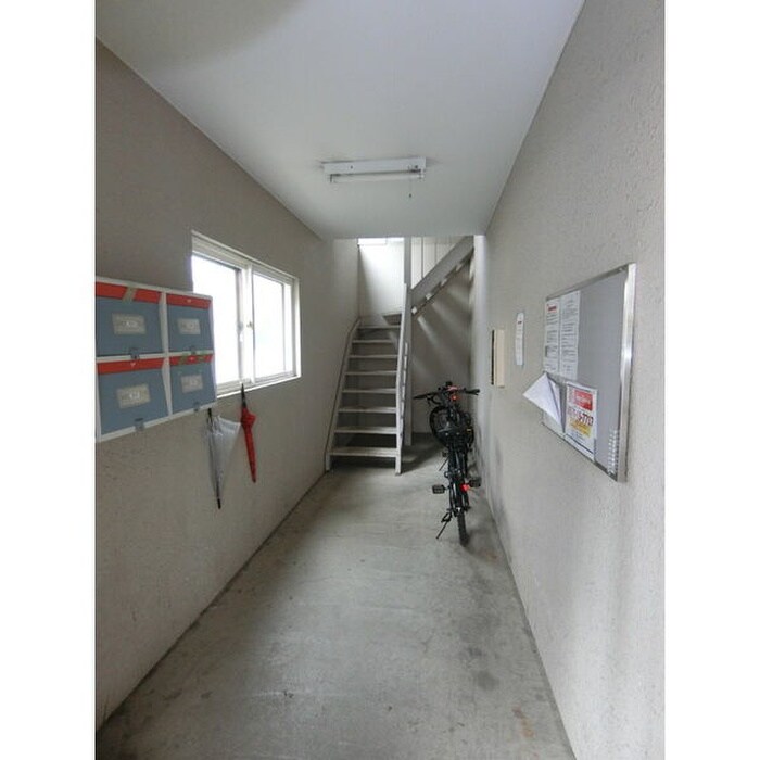 物件外観写真3　(エントランス部分)