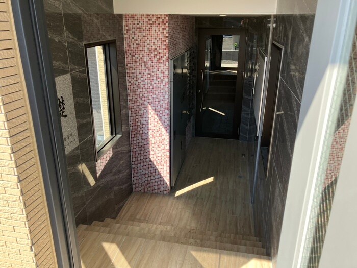 物件外観写真4　(エントランス部分)