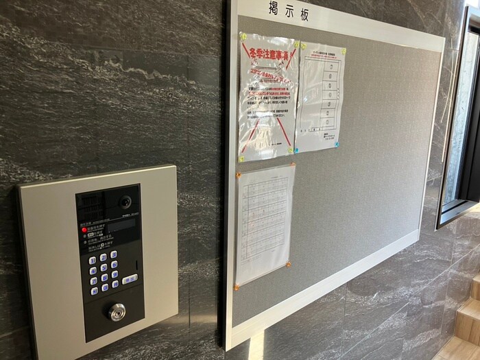 物件外観写真6　(エントランス部分)