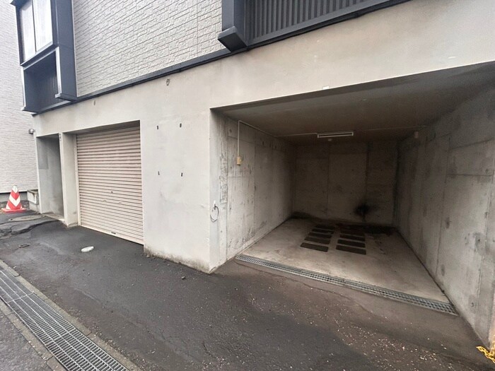 物件外観写真3　(駐車場)