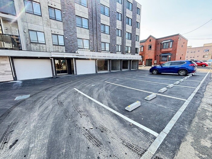 物件外観写真3　(駐車場)