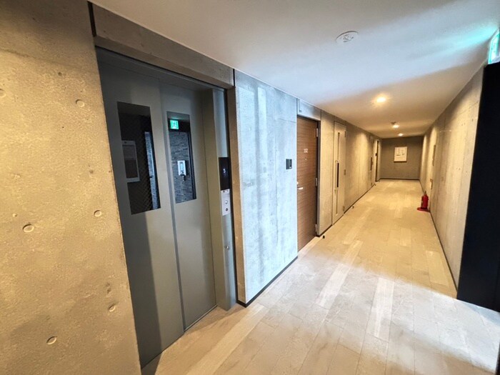 物件外観写真6　(エントランス部分)