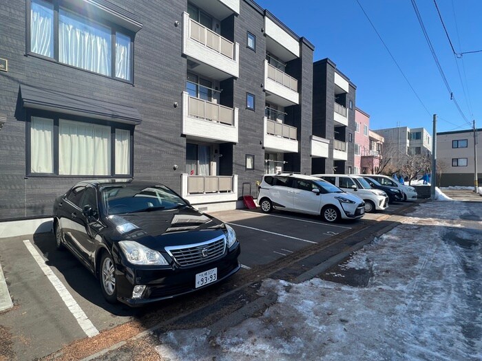 物件外観写真5　(駐車場)