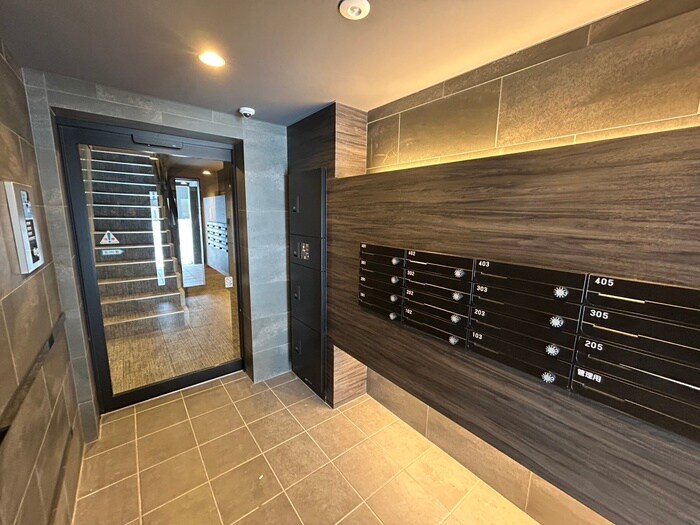 物件外観写真3　(エントランス部分)