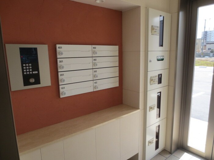 物件外観写真6　(エントランス部分)