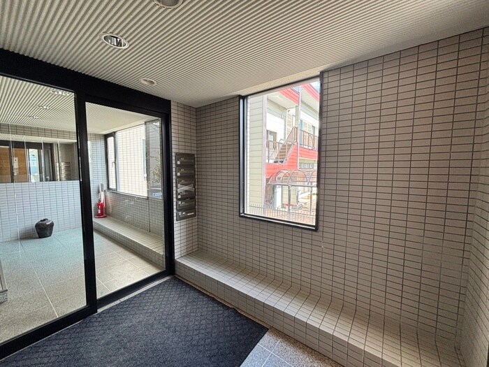 物件外観写真4　(エントランス部分)