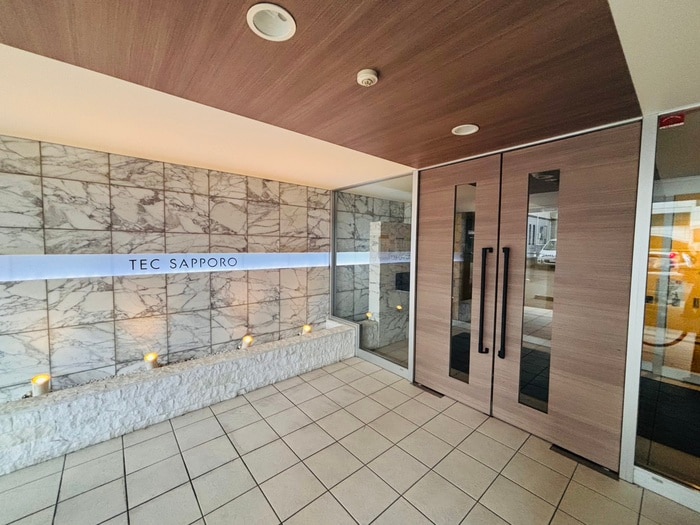 物件外観写真3　(エントランス部分)