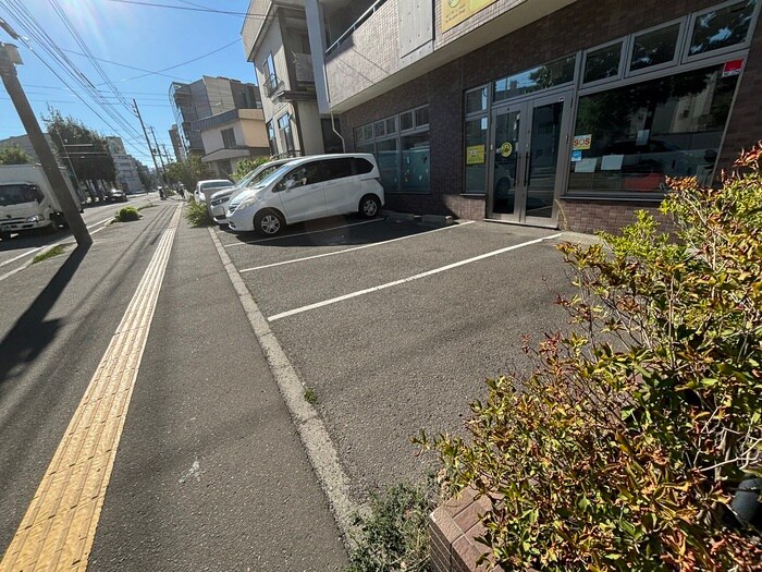 物件外観写真5　(駐車場)