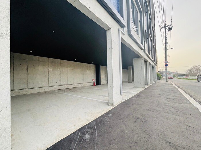 物件外観写真2　(駐車場)