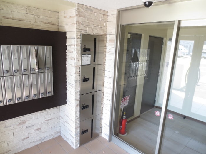 物件外観写真2　(エントランス部分)