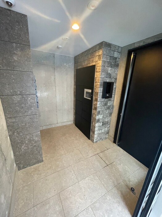 物件外観写真6　(エントランス部分)