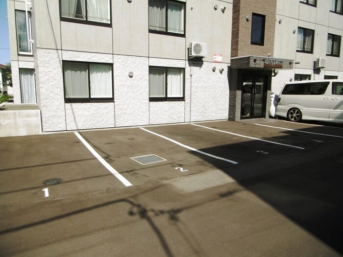 物件外観写真4　(駐車場)