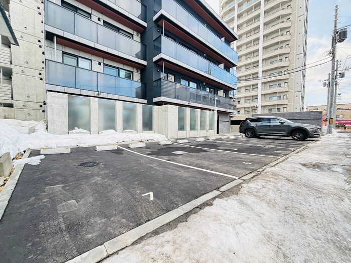 物件外観写真3　(駐車場)