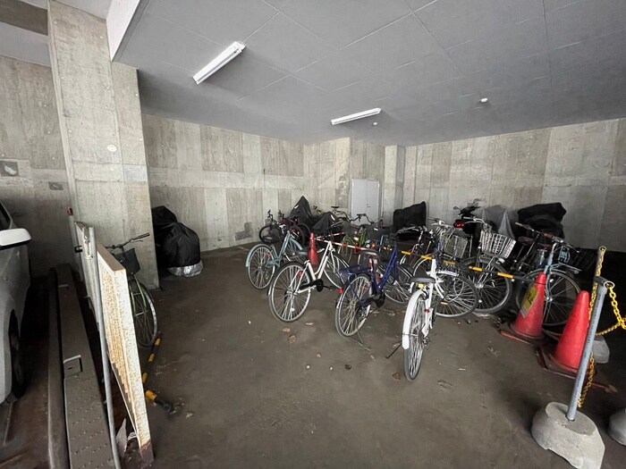 物件外観写真4　(駐輪場)