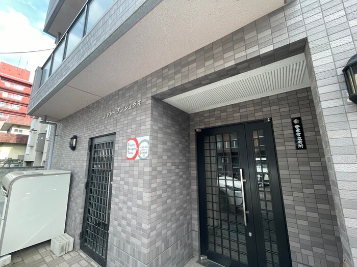 物件外観写真3　(エントランス部分)