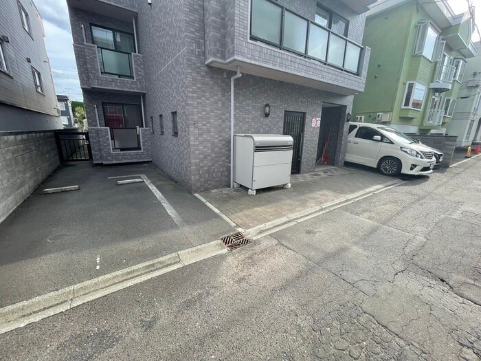 物件外観写真4　(駐車場)