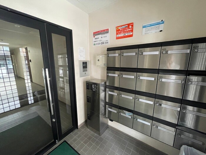 物件外観写真6　(エントランス部分)