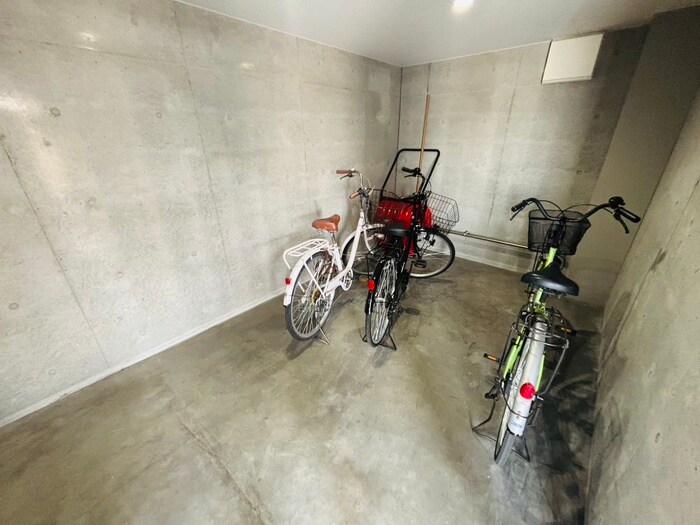 物件外観写真4　(駐輪場)