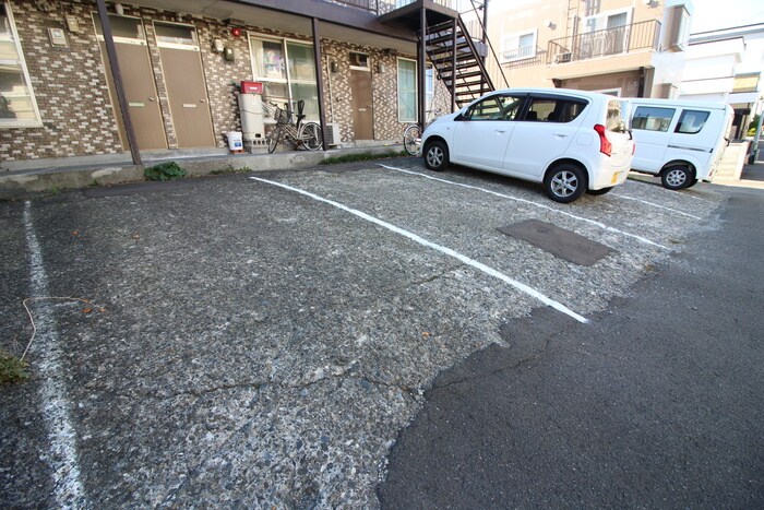 物件外観写真4　(駐車場)