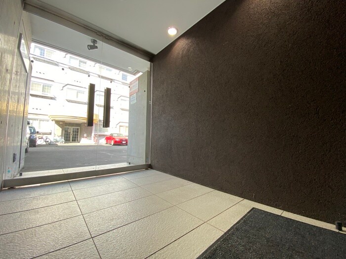 物件外観写真6　(エントランス部分)