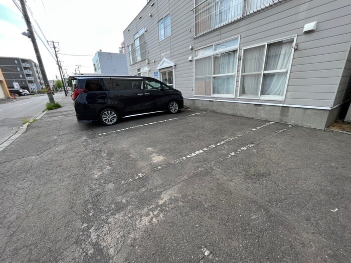 物件外観写真5　(駐車場)