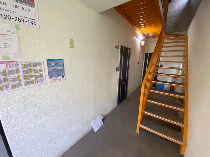 物件外観写真6　(エントランス部分)