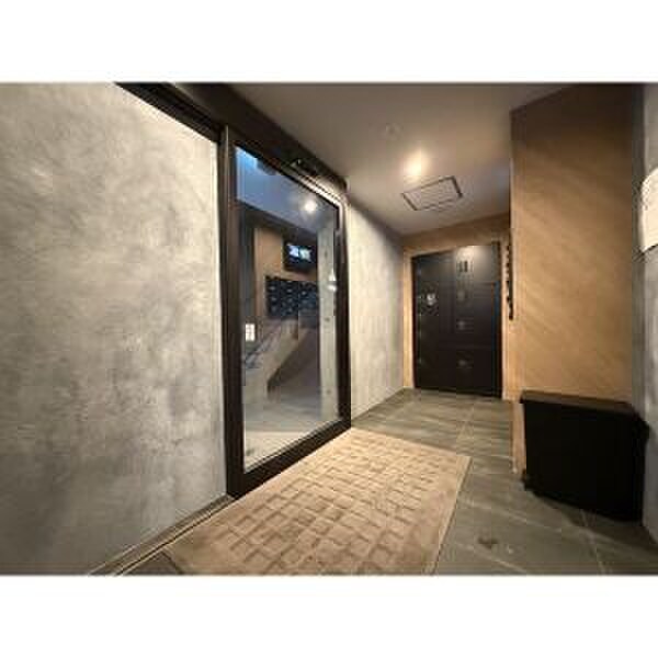 物件外観写真3　(エントランス部分)