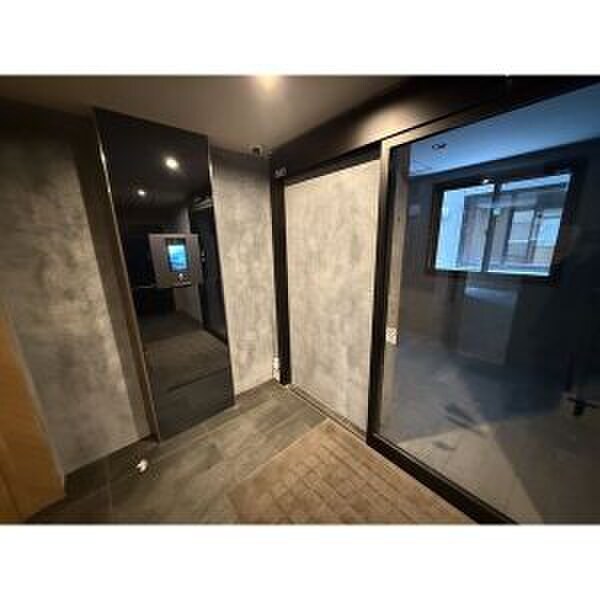 物件外観写真4　(エントランス部分)